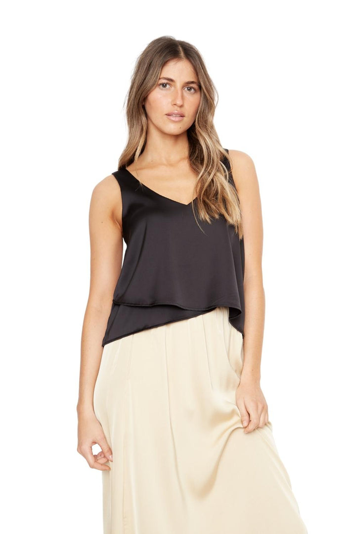 Polera Sara sin mangas satin negra